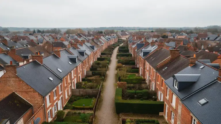 Vue aérienne d'un quartier résidentiel du Nord avec maisons en briques rouges